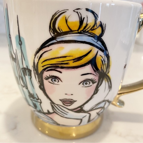 Cinderella Castle Mug Gold Handle - Picture 5 of 12